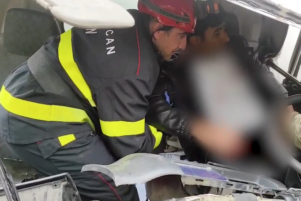 Ağsuda Isuzu qəzaya uğradı: Yaralı sürücünün XİLASEDİLMƏ GÖRÜNTÜLƏRİ