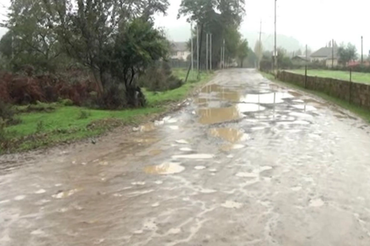 Yayda toz-torpaq, qışda palçıq: Kənd camaatını bezdirən yol problemi Yayda toz-torpaq, qışda palçıq: Kənd camaatını bezdirən yol problemi