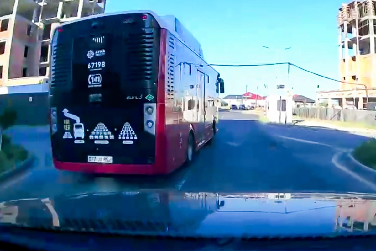 Avtobus yaşayış məntəqəsində yüksək sürətlə hərəkət etdi