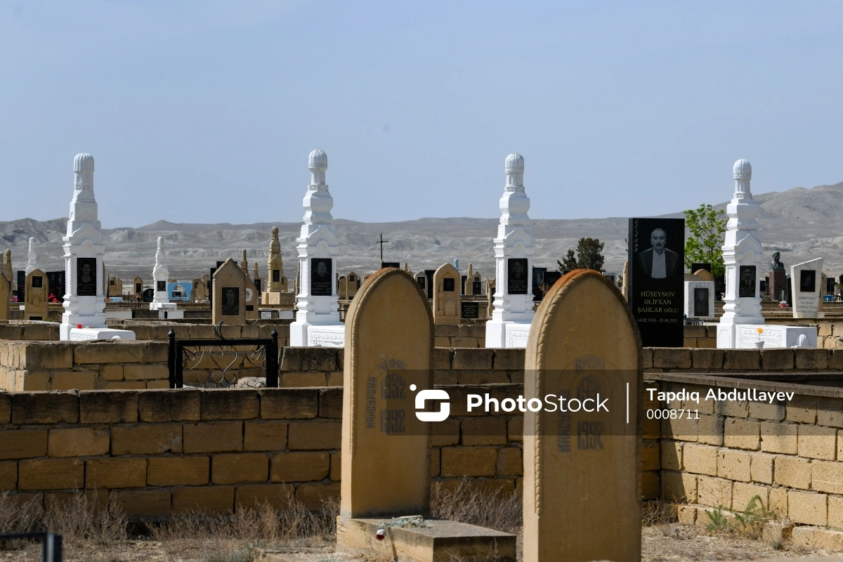 Azərbaycanda kişi qəbirdaşındakı yazıya görə yeznəsini məhkəməyə verdi