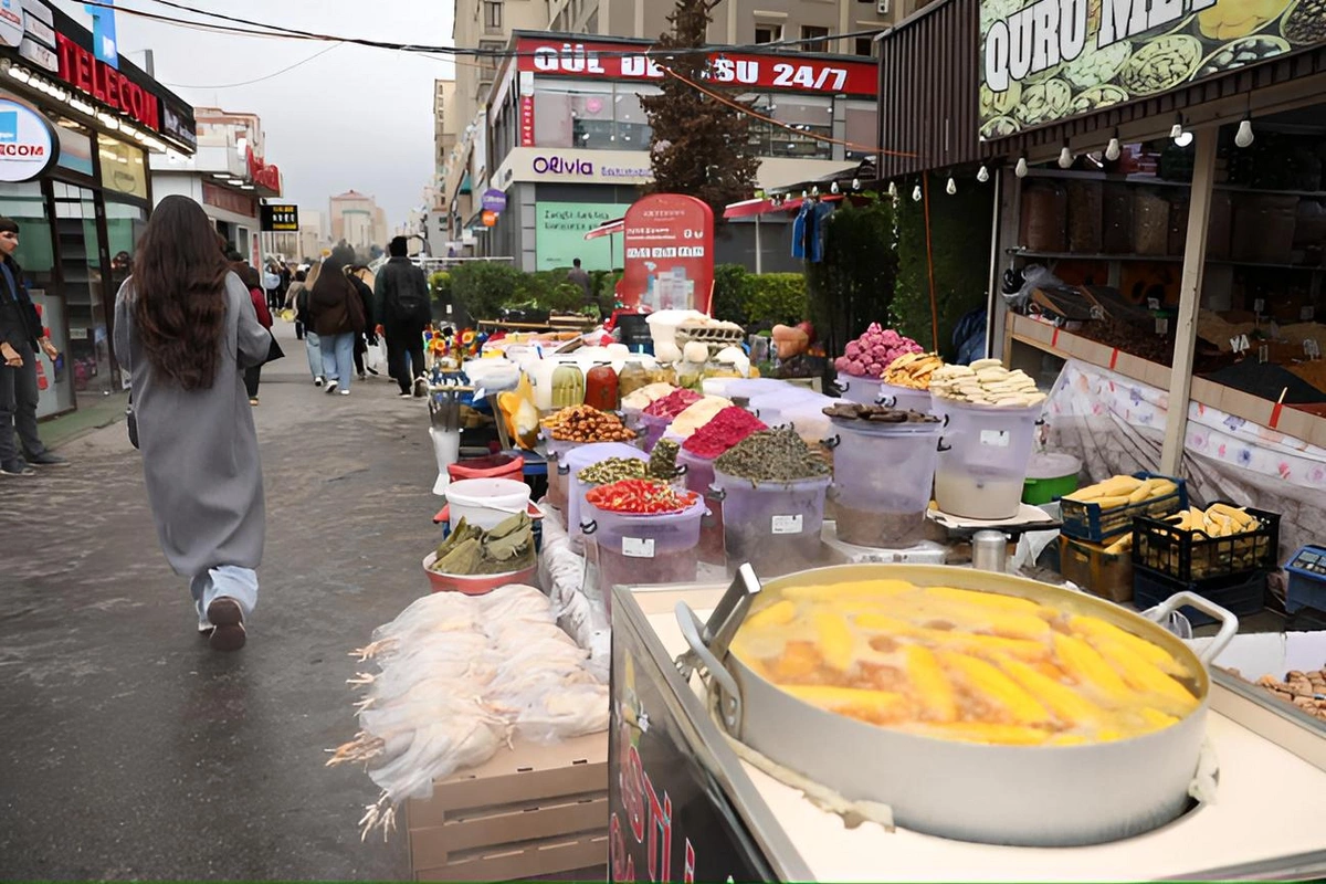 Yasamal bazarı və İnşaatçılar metrostansiyası ətrafında qanunsuz küçə satışına qarşı reyd keçirilib