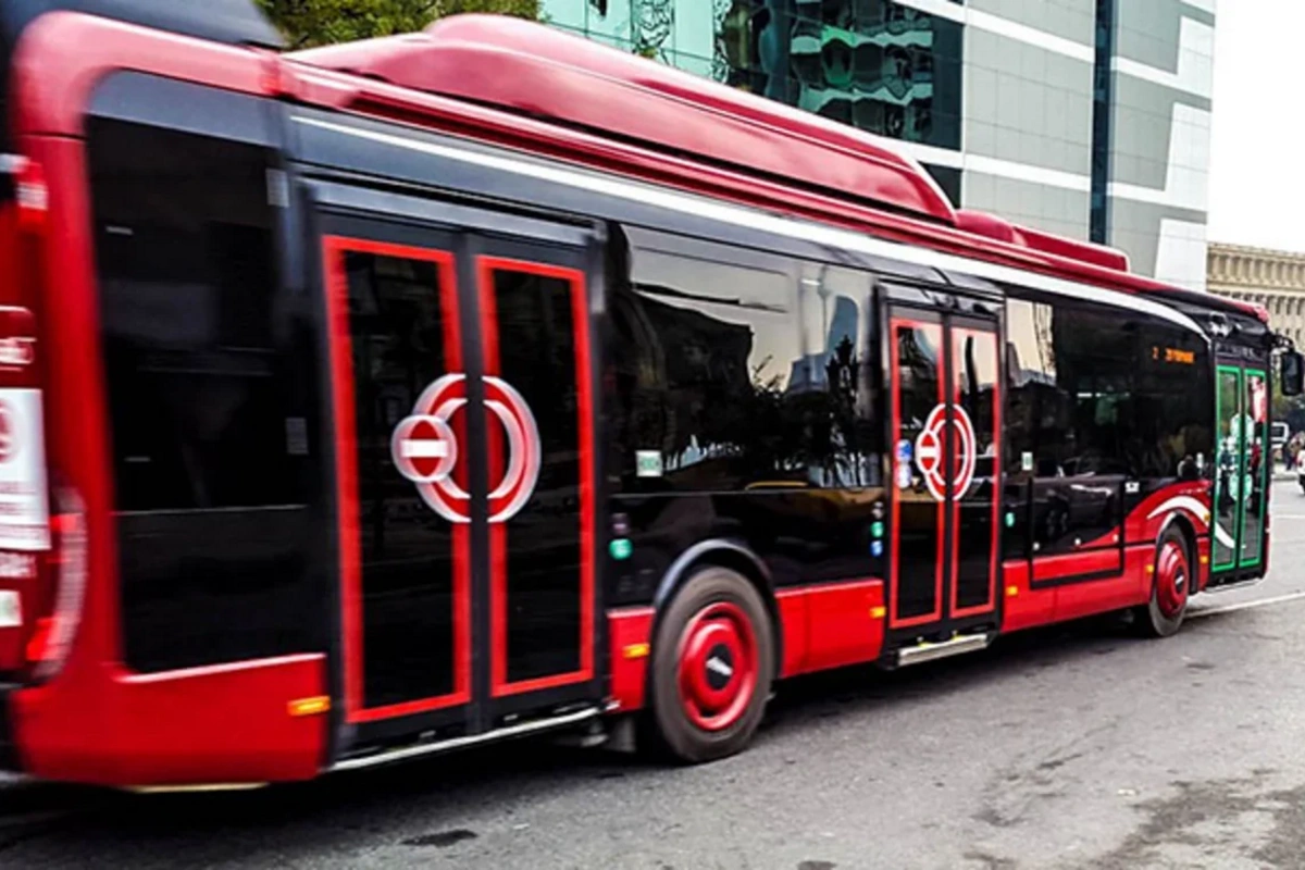 Gəncədə BakuBusun avtobusu qəza törətdi