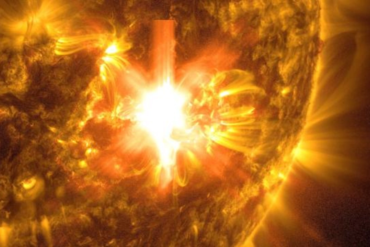 Günəşdə ard-arda dörd güclü partlayış baş verib