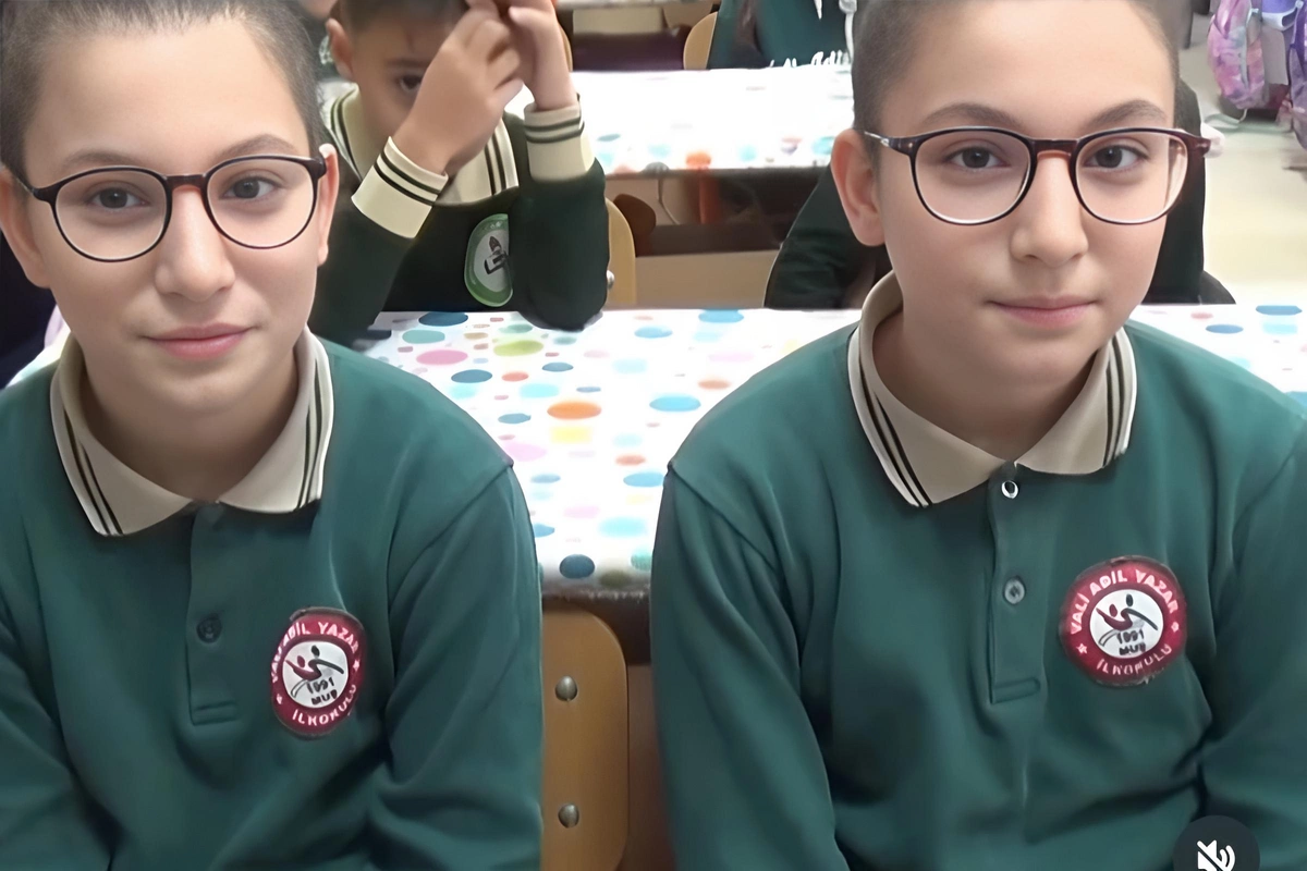 Bu sinifdə sadəcə əkiz uşaqlar təhsil alır