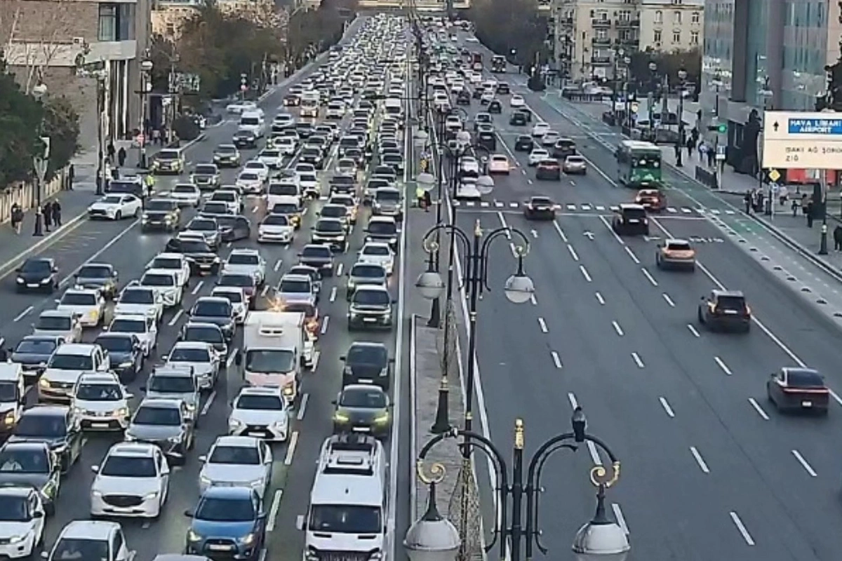 Bakının bir sıra yollarında nəqliyyatın sıxlığı yaranıb