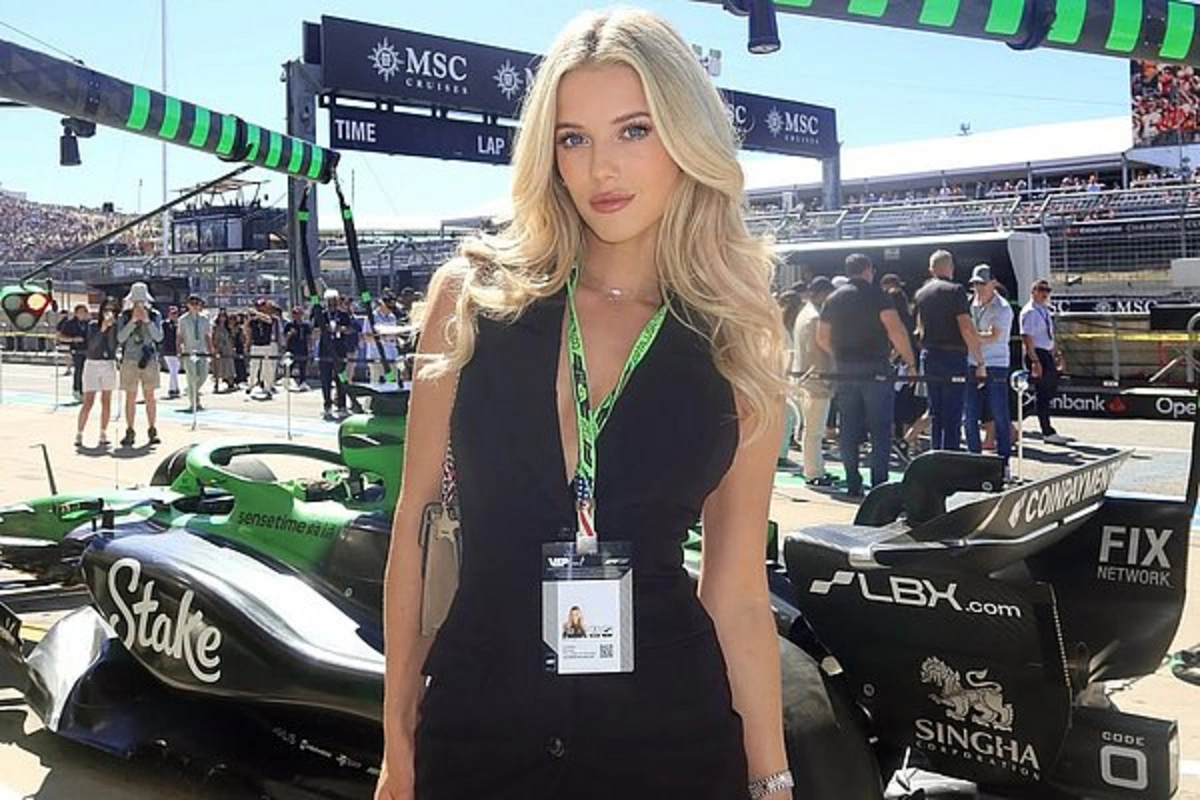 Самая сексуальная автогонщица в мире показала фото в платье с откровенным вырезом Самая сексуальная автогонщица в мире показала фото в платье с откровенным вырезом
