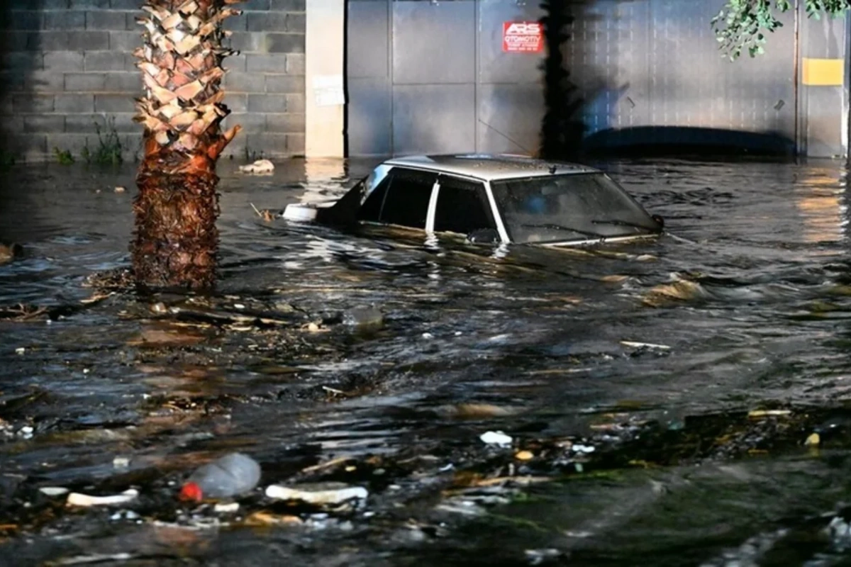 Türkiyədə güclü yağış səbəbindən 2 nəfər ölüb, avtomobilləri sel aparıb, infrastruktura ciddi ziyan dəyib
