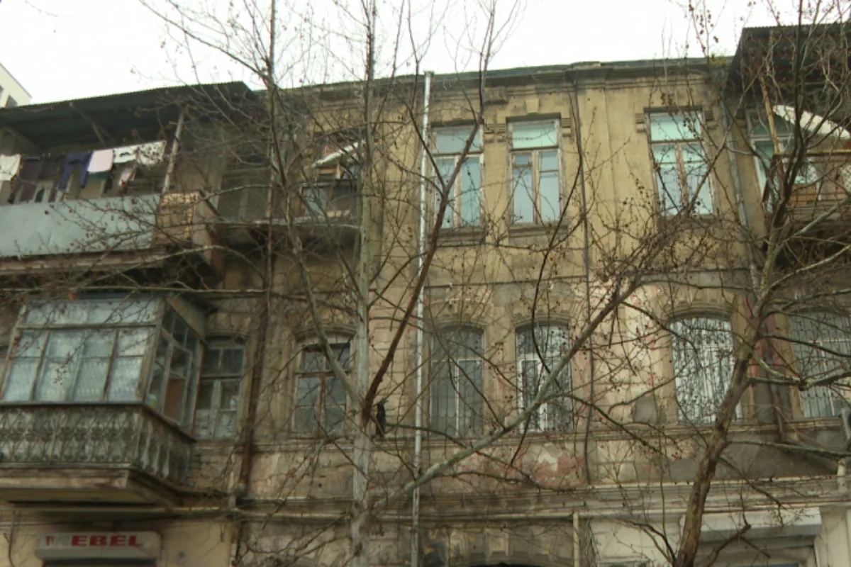 Bakıda iki əsrə yaxın yaşı olan bina qəzalı vəziyyətə düşüb