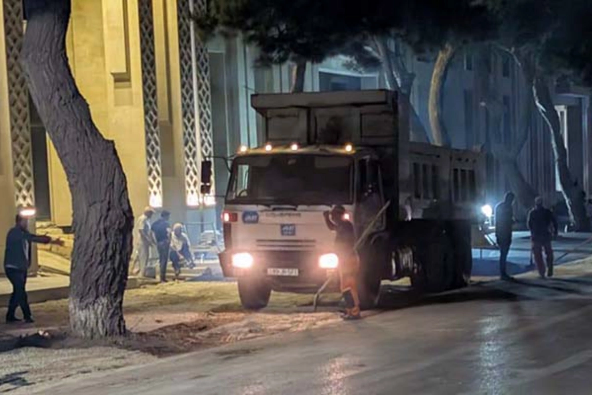 Gecə ilə səkini tutub, ağacların dibini asfaltlayaraq parkinq etdilər - Cəzalandırılanlar var Gecə ilə səkini tutub, ağacların dibini asfaltlayaraq parkinq etdilər - Cəzalandırılanlar var