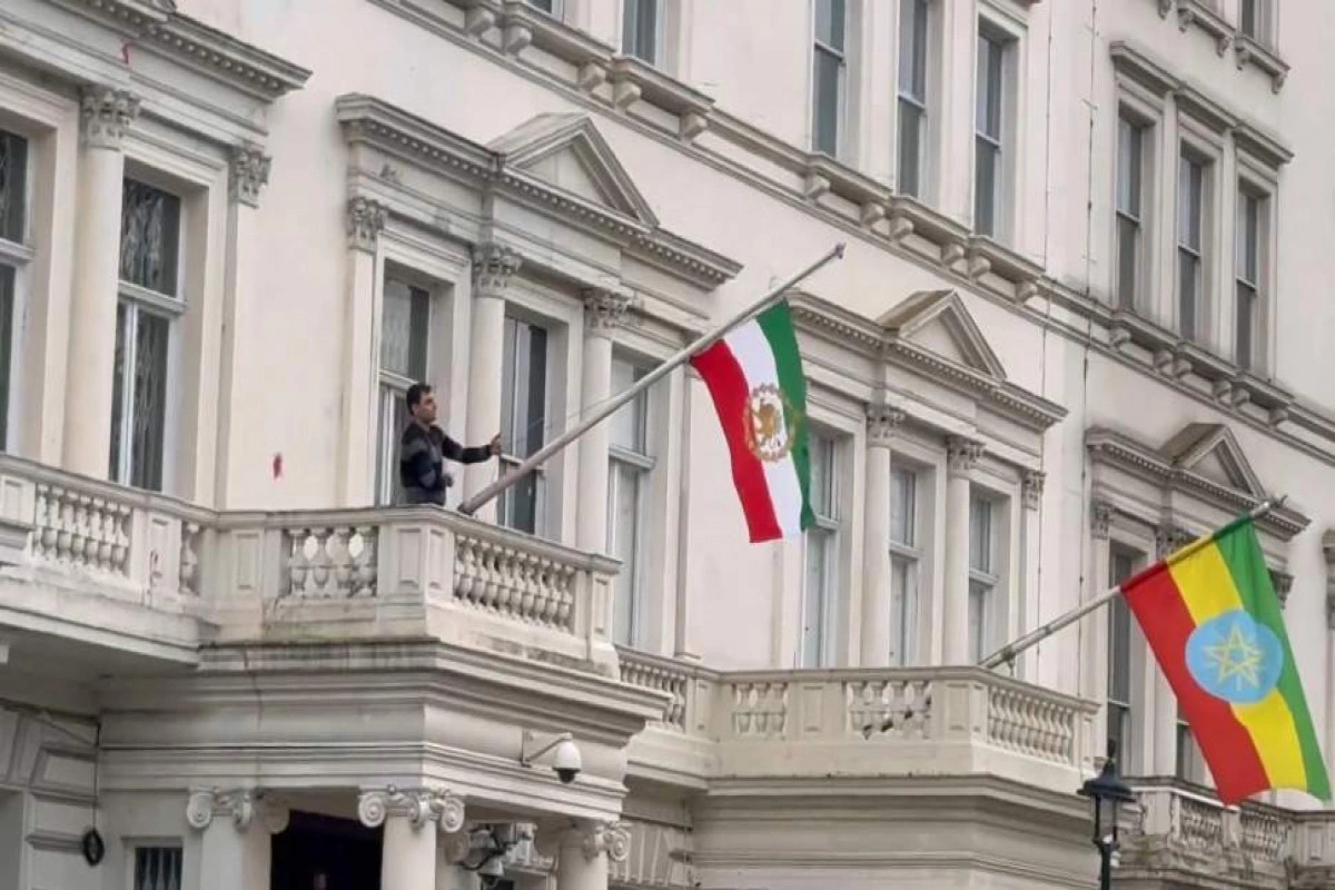 Londonda etirazçılar İran səfirliyinin binasında bayrağı dəyişiblər