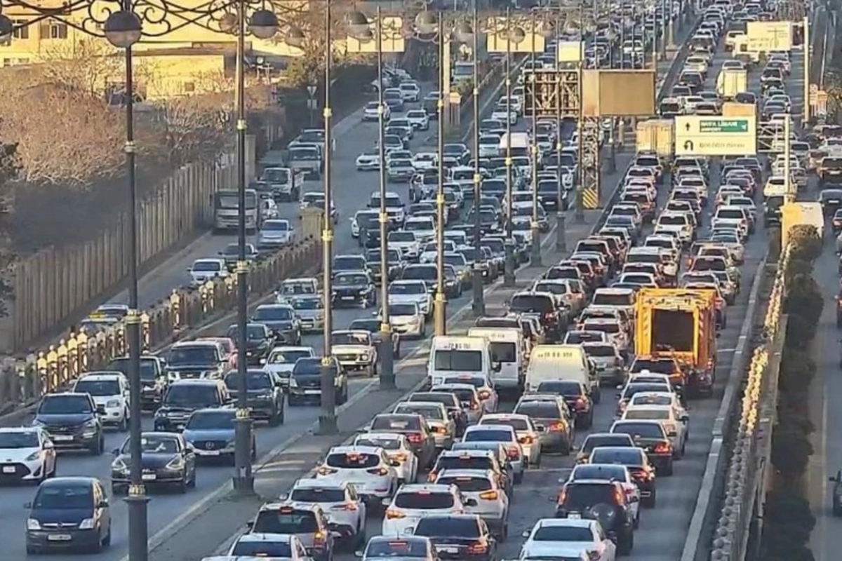 На ряде дорог Баку затруднено движение транспорта