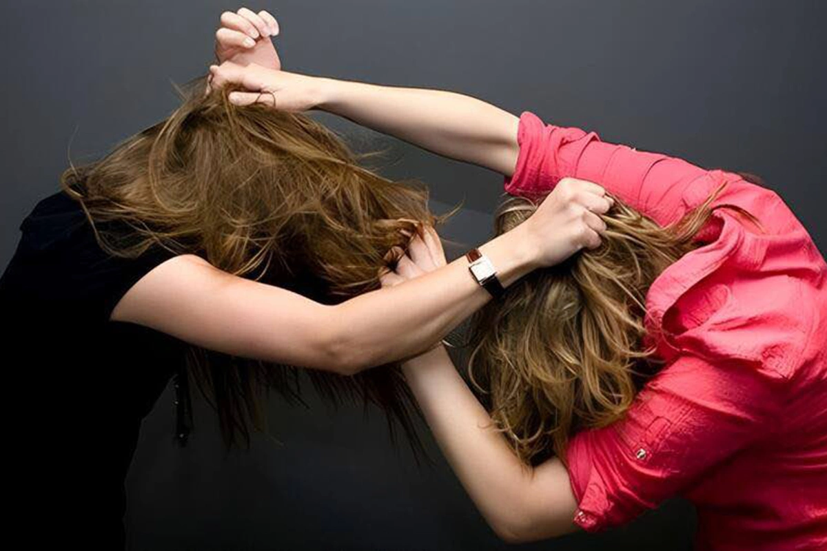 Sabirabadda qadın sevgilisinin arvadının iş yerinə gedib dava etdi