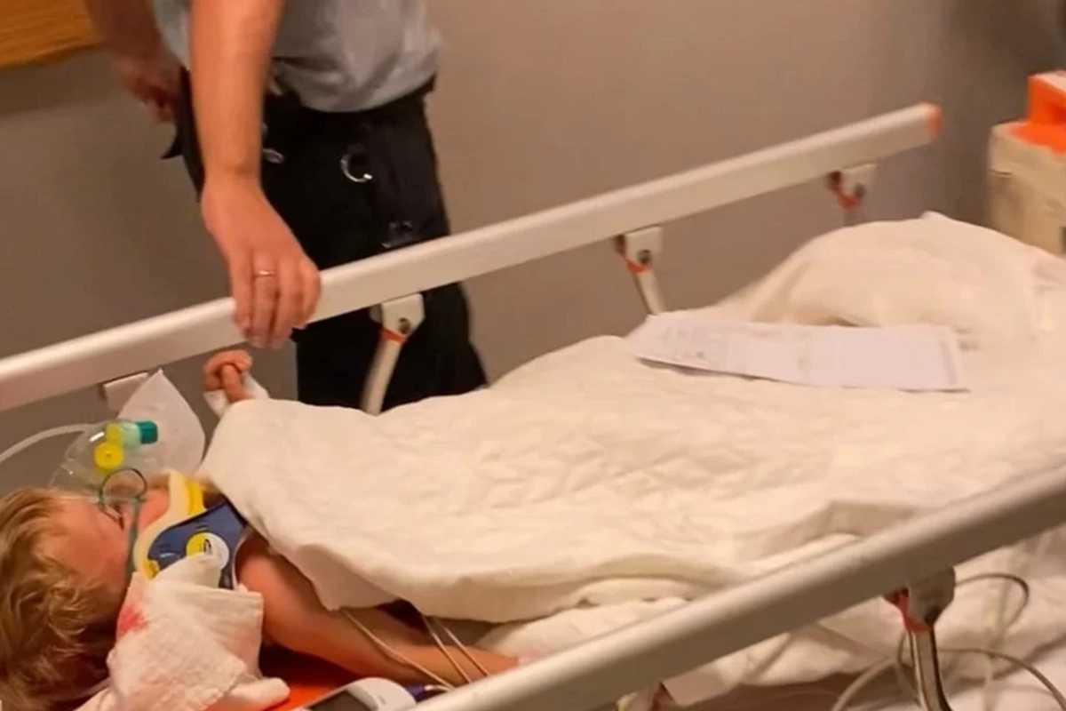 İki yaşlı uşaq atasının idarə etdiyi traktorun altında qaldı İki yaşlı uşaq atasının idarə etdiyi traktorun altında qaldı
