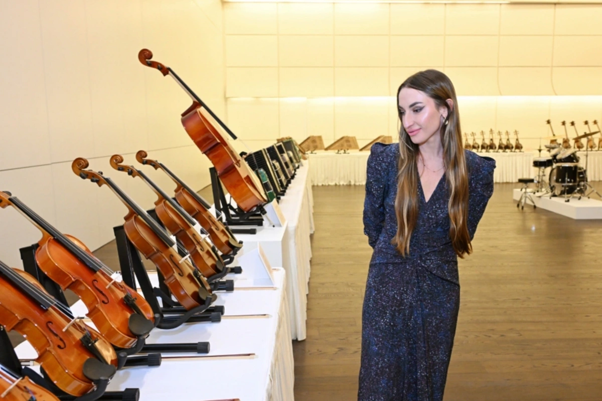 Alyona Əliyeva Heydər Əliyev Mərkəzində keçirilən musiqi alətlərinin təqdimat mərasimindən paylaşım edib
