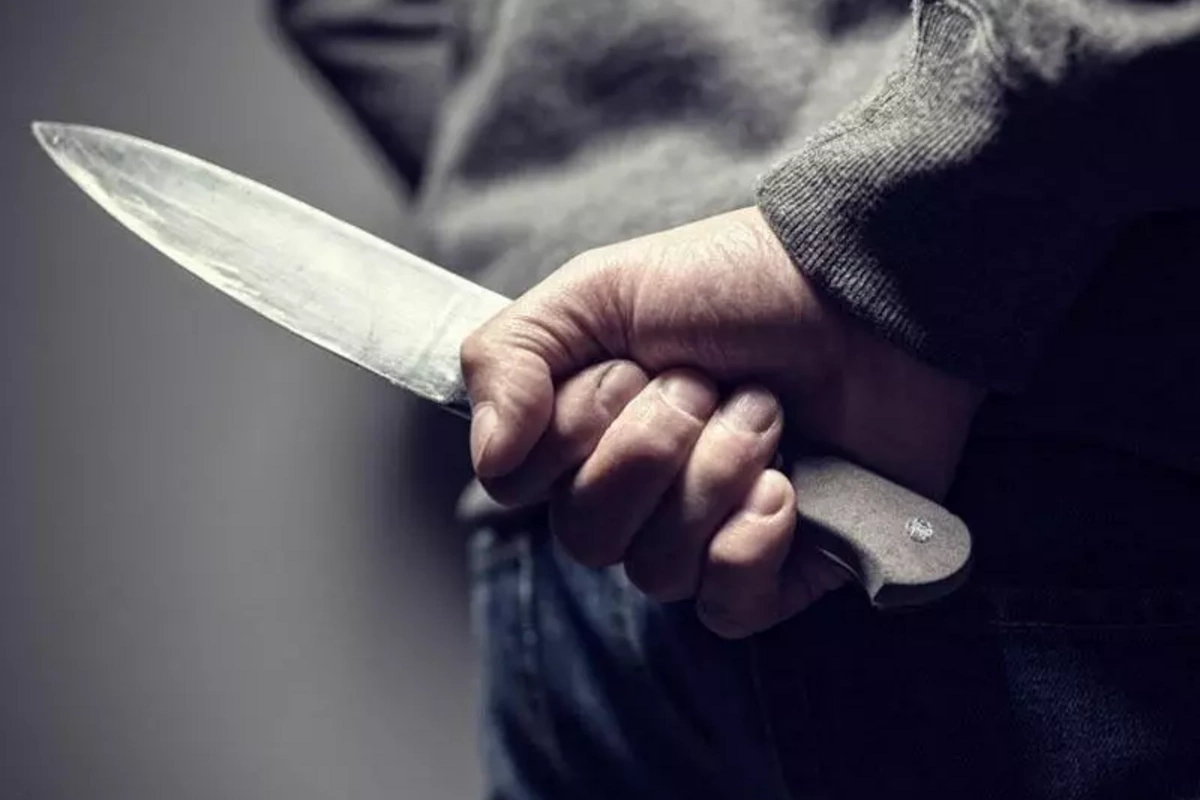 Rusiyadan qayıdıb anasının əşyalarını zibillikdə gördü, qardaşı arvadını bıçaqladı