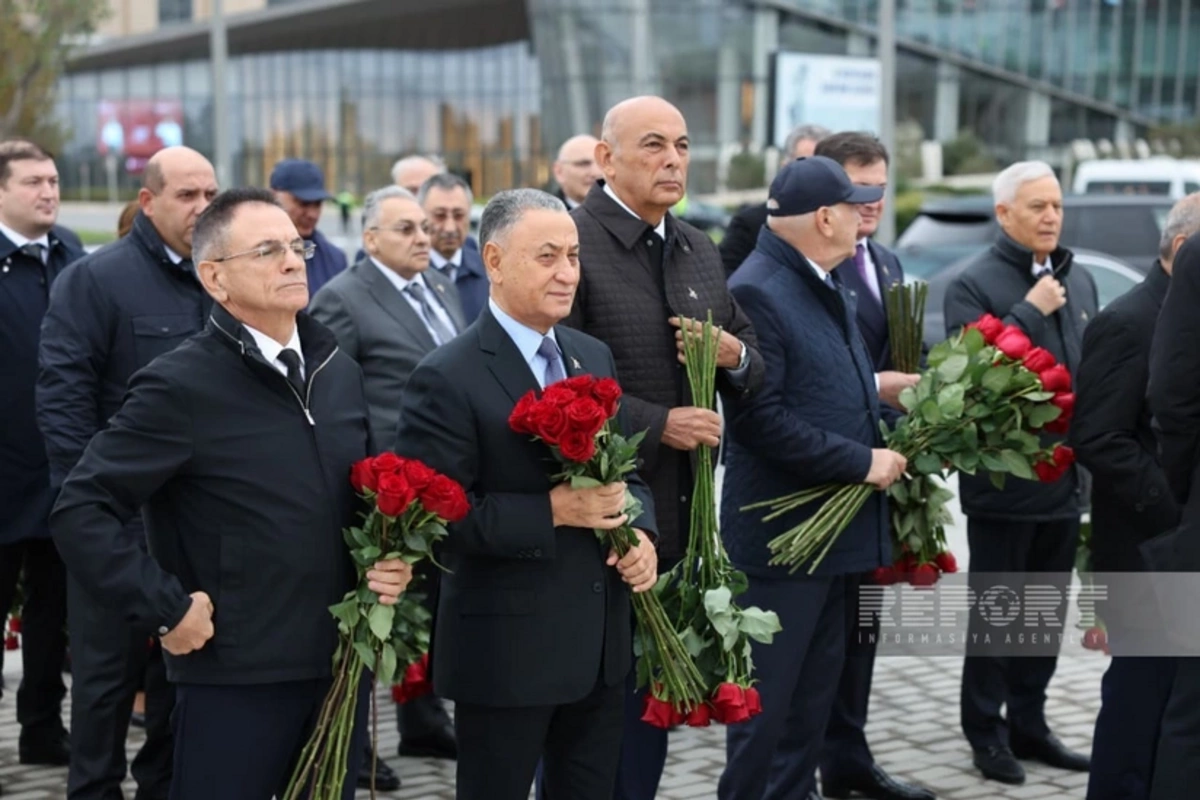Dövlət və hökumət rəsmiləri Zəfər parkını ziyarət edib