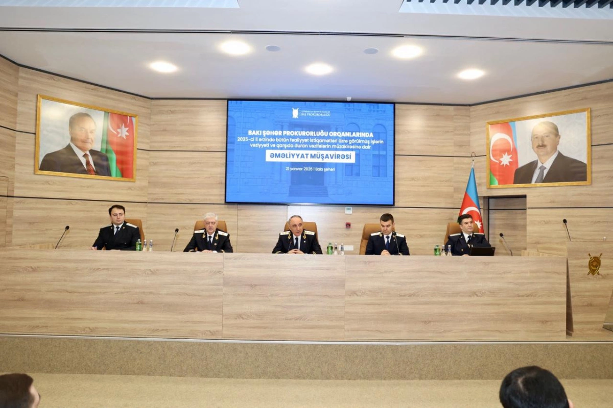 В Баку 2 человека были уволены из органов прокуратуры, 1 человек освобожден от должности