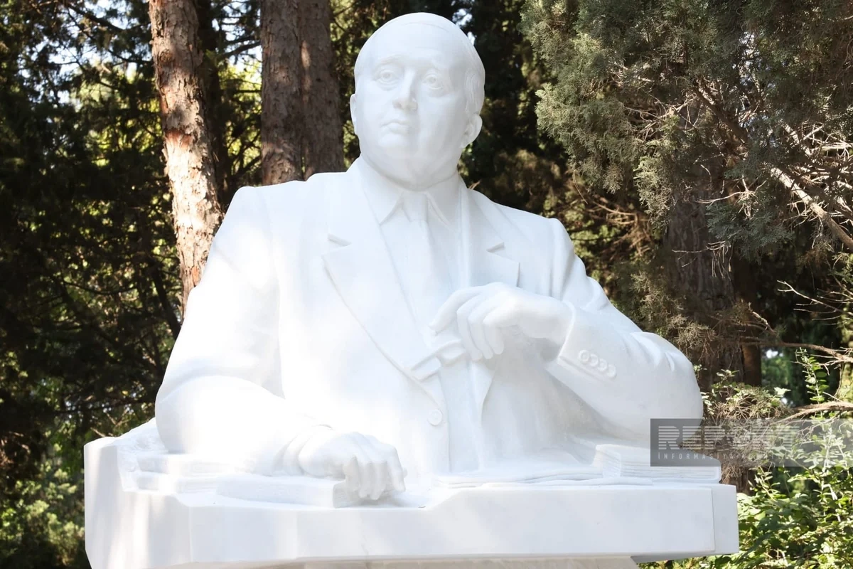 Elçinin anım mərasimində qəbirüstü abidəsinin açılışı olub
