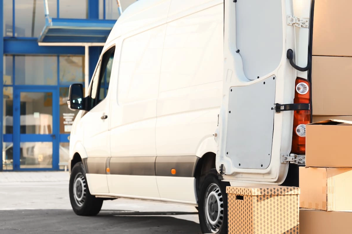 Kosmetoloji məhsulları oğurlayan kuryerlər saxlanılıb