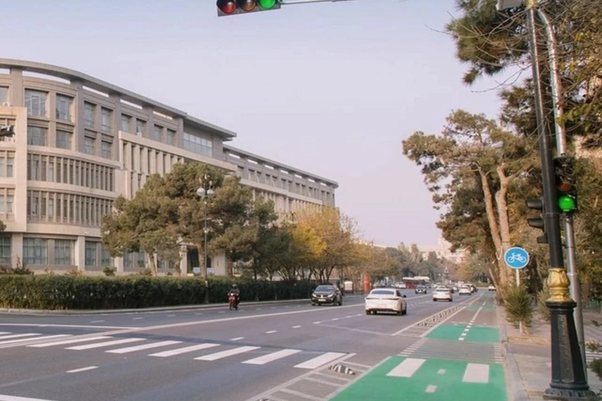 В Баку появился новый регулируемый пешеходный переход