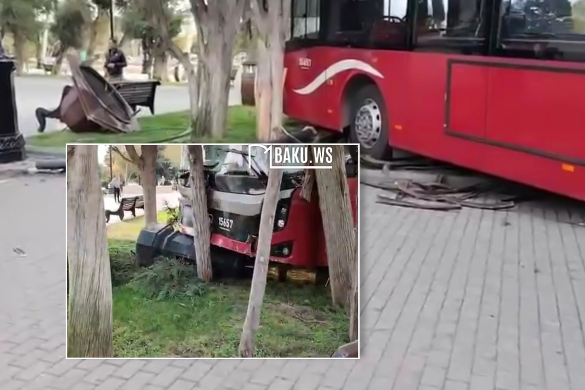 Baku Bus въехал на территорию бульвара, повалил деревья и рекламный щит Baku Bus въехал на территорию бульвара, повалил деревья и рекламный щит