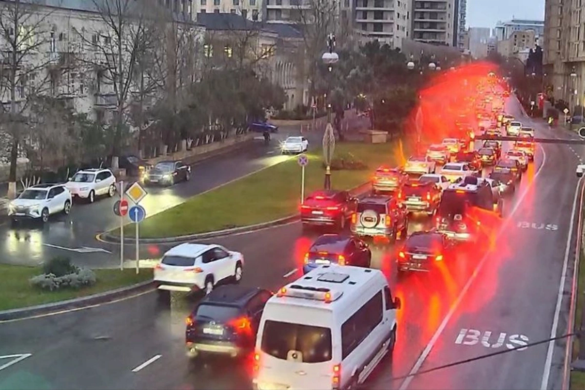 Paytaxtda 18 istiqamətdə tıxac var