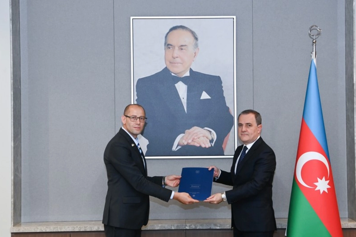 Ronen Kraus presented a copy of his credentials to Jeyhun Bayramov Ronen Kraus presented a copy of his credentials to Jeyhun Bayramov
