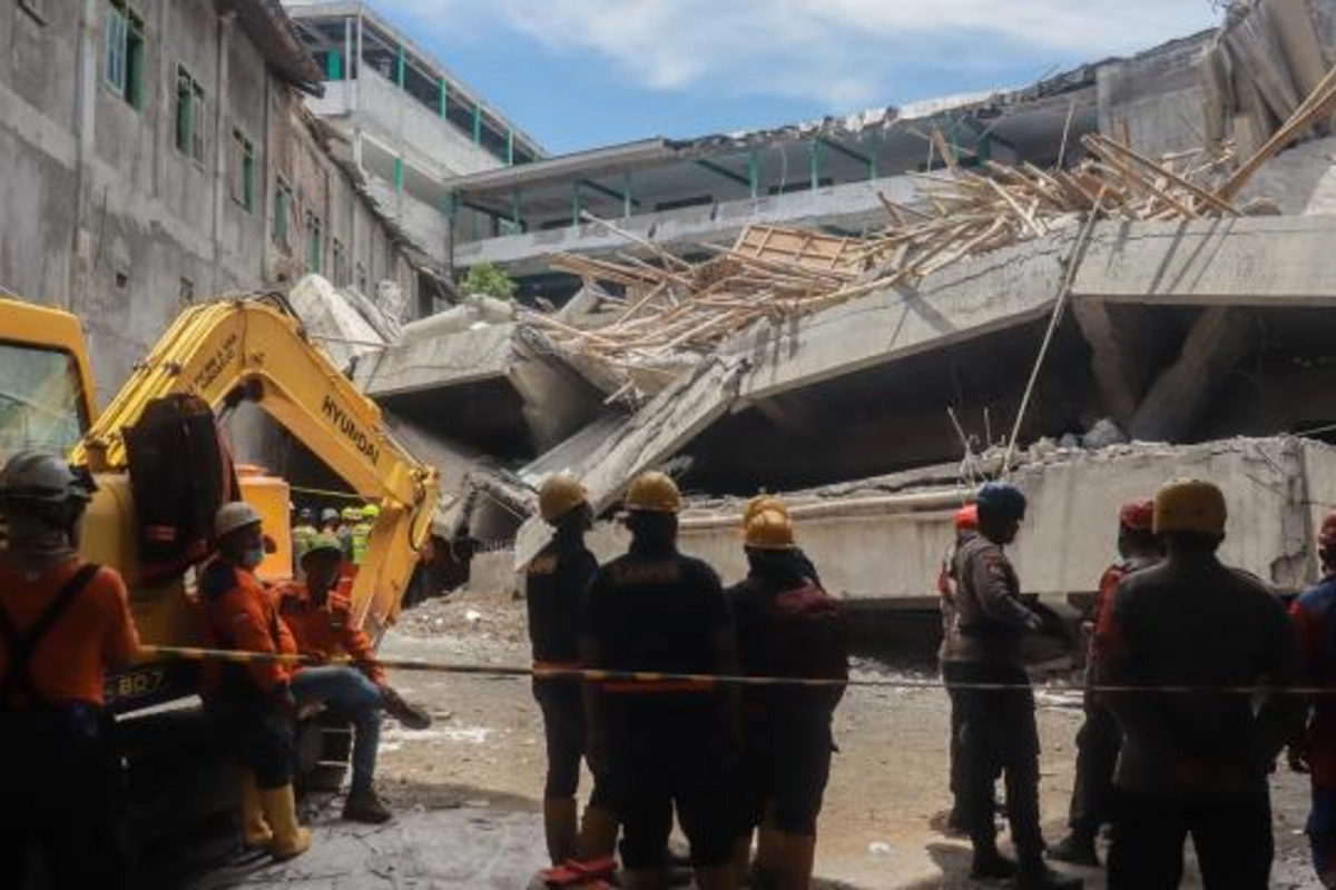 İndoneziyada məktəb binasının uçması nəticəsində ölənlərin sayı 49-a çatdı
