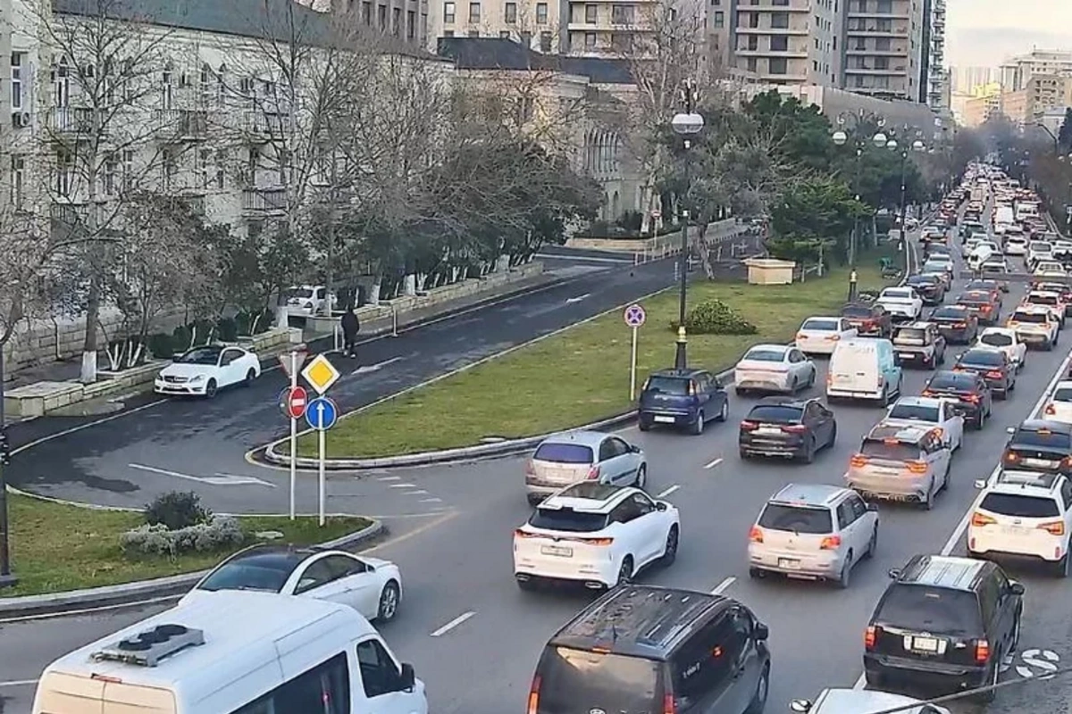 Bakının bir sıra yollarında tıxac yaranıb