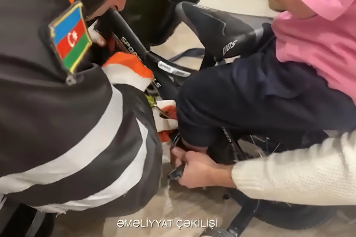 Ayağı velosipedə sıxılıb qalan 4 yaşlı uşaq xilas edildi - ANBAAN VİDEO