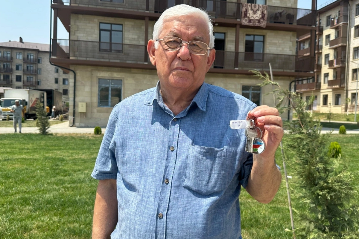 Növbəti köç karvanı Cəbrayıl şəhərinə çatıb, açarlar təqdim olunub Növbəti köç karvanı Cəbrayıl şəhərinə çatıb, açarlar təqdim olunub