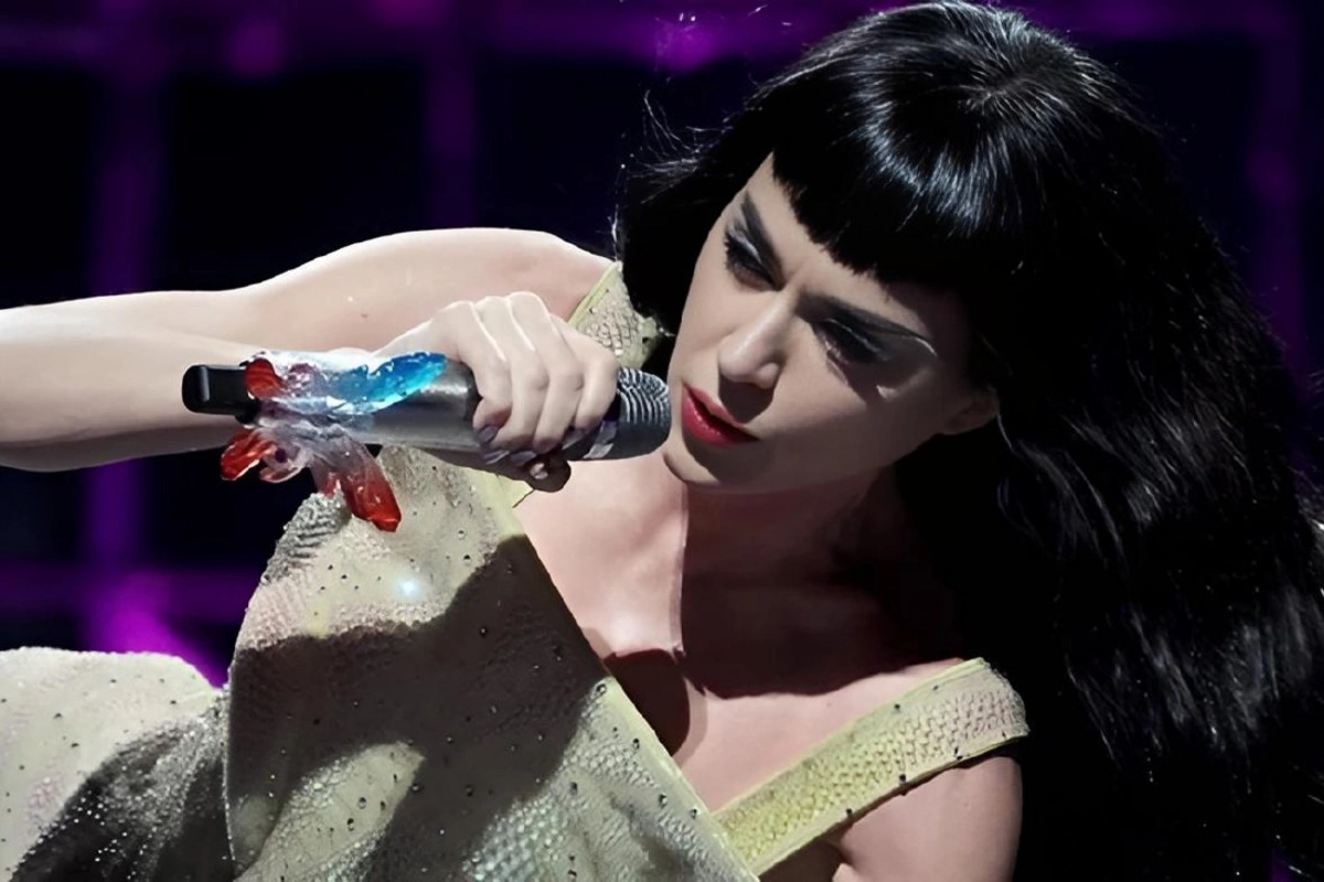 Keti Perri konsertində sevgilisinə mesaj yazan fanatını ifşa edib, ona hədə-qorxu gəldi Keti Perri konsertində sevgilisinə mesaj yazan fanatını ifşa edib, ona hədə-qorxu gəldi