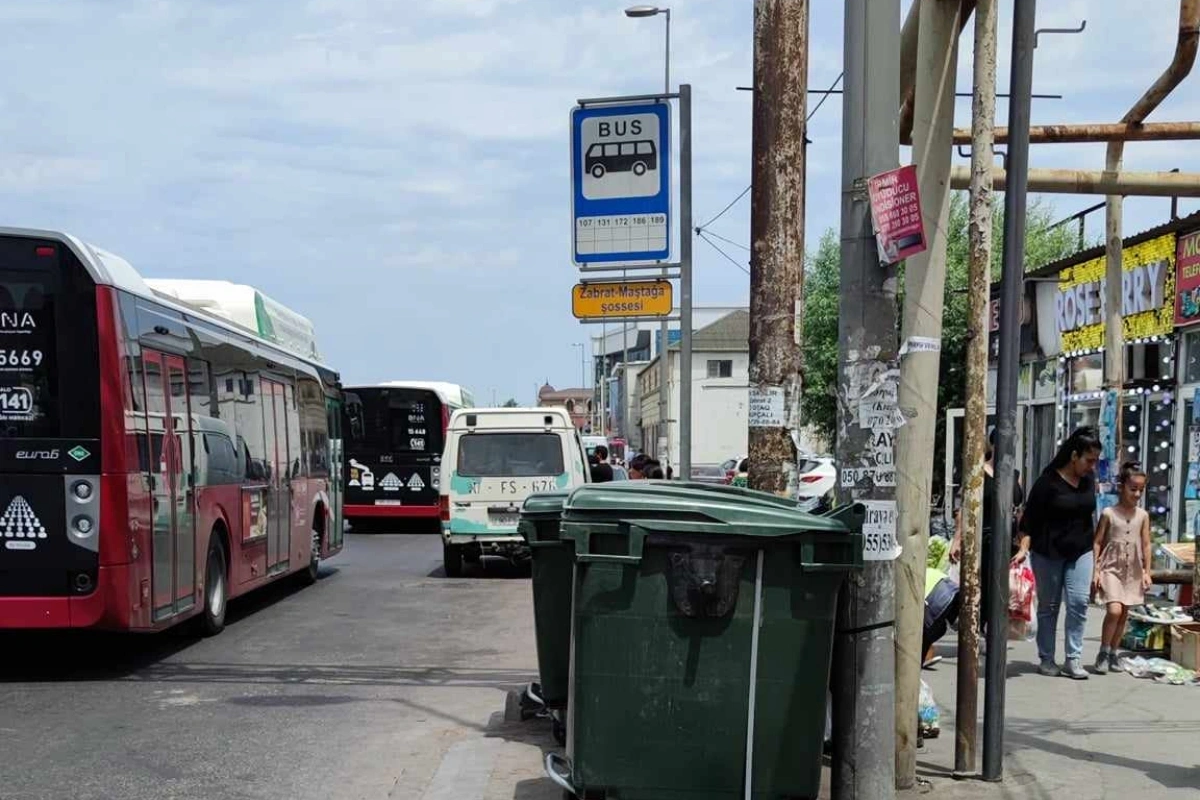 В Баку мусорные баки возле остановок стали проблемой В Баку мусорные баки возле остановок стали проблемой