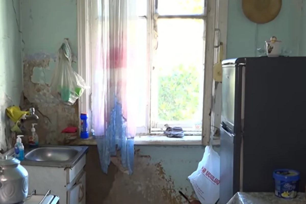 Analarımız öldü, biz də bu soyuqda öləcəyik - Binada şoka salan vəziyyət