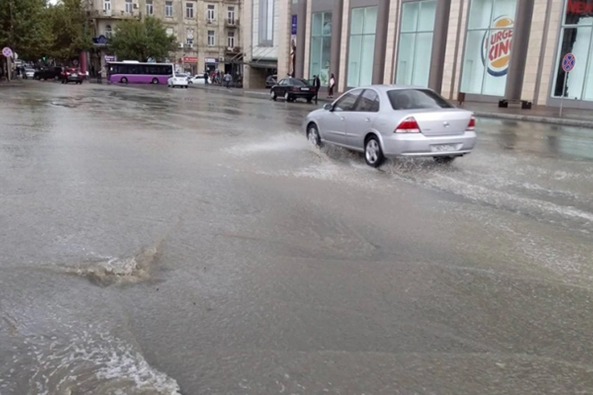 Bir yağış kifayətdir: Bakıda səki problemi yenidən gündəmdə