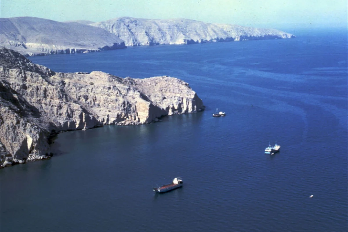 İran Hörmüz boğazını gəmilər üçün açdı