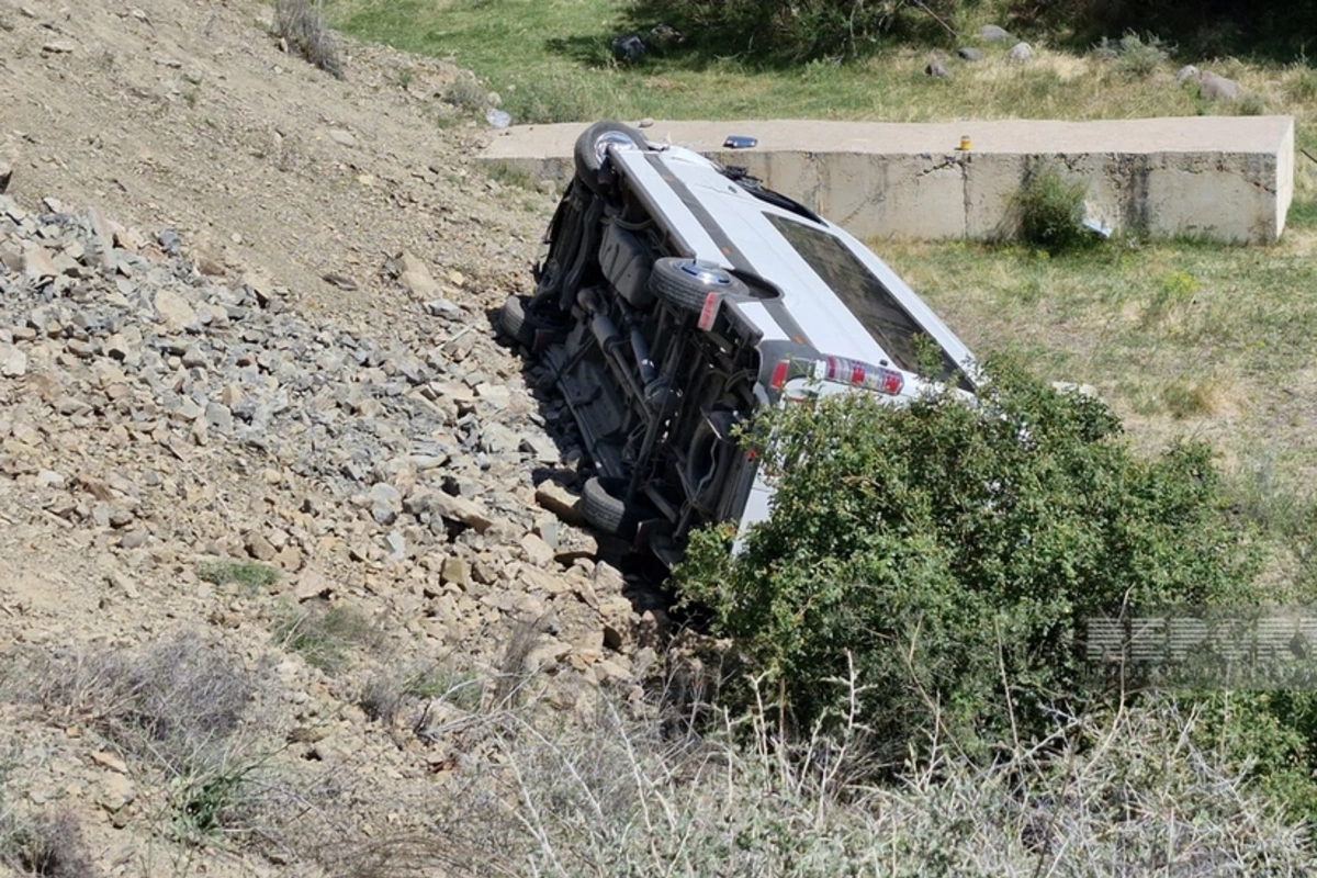 В Лерике микроавтобус упал в ущелье, есть пострадавшие