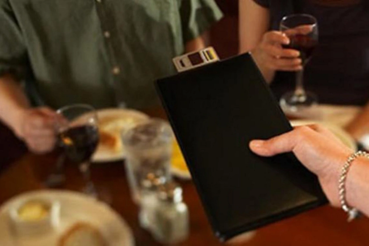 Üç dost Bakının məşhur restoranında yeyib-içib qaçdılar Üç dost Bakının məşhur restoranında yeyib-içib qaçdılar