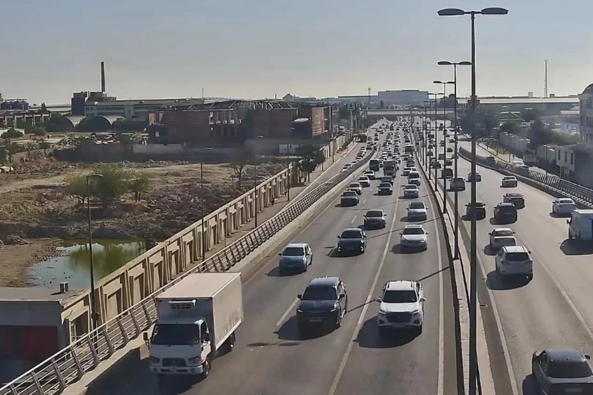 Bakının bir sıra yollarında tıxac yaranıb Bakının bir sıra yollarında tıxac yaranıb