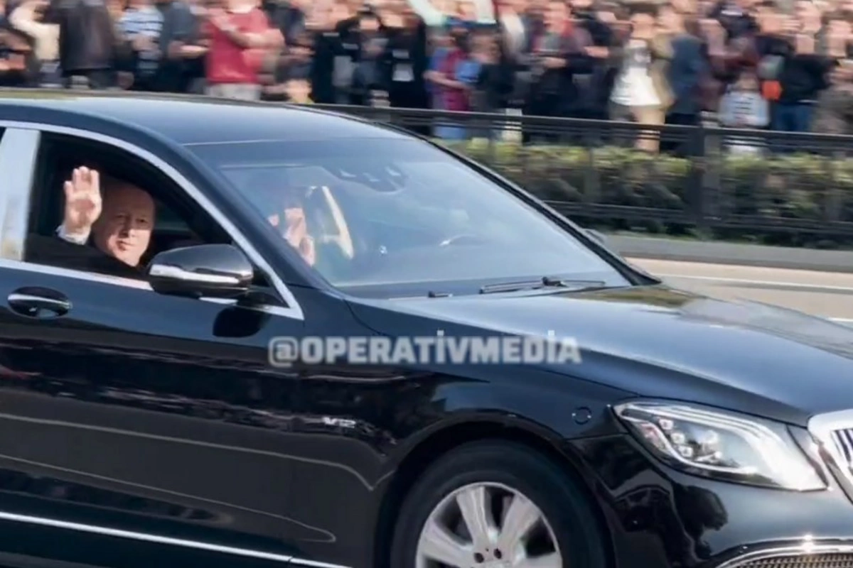 Paraddan sonra prezidentlər insanlarla sağollaşdı