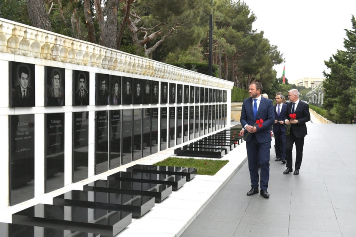 Estoniyanın xarici işlər naziri Bakıda Şəhidlər xiyabanını və Zəfər parkını ziyarət edib