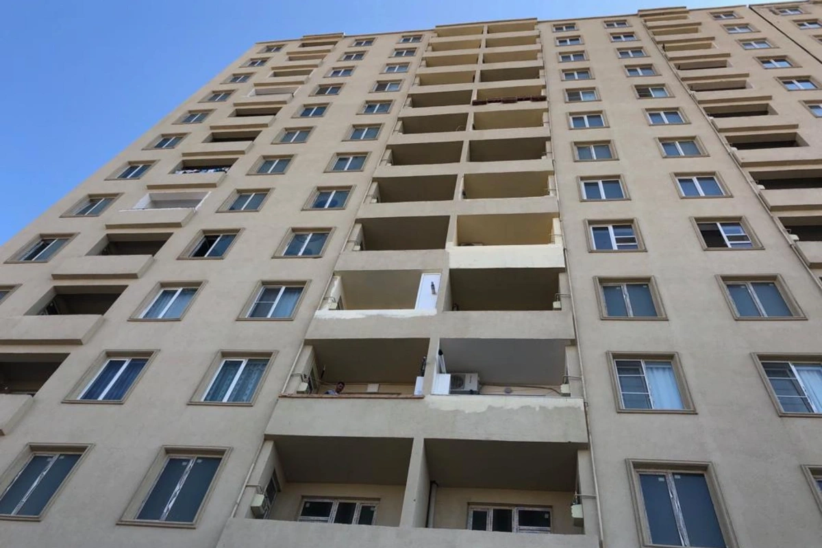 Sumqayıtda 17 yaşlı qız binadan yıxılaraq ölüb