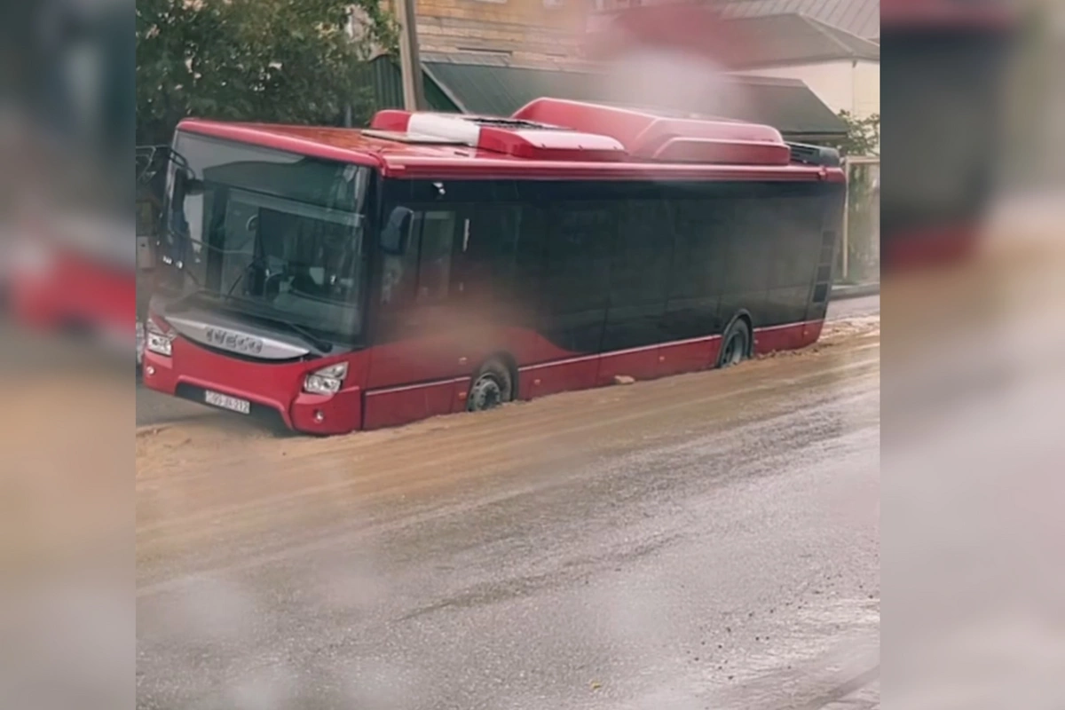 Avtobus palçıqlı yolda batdı