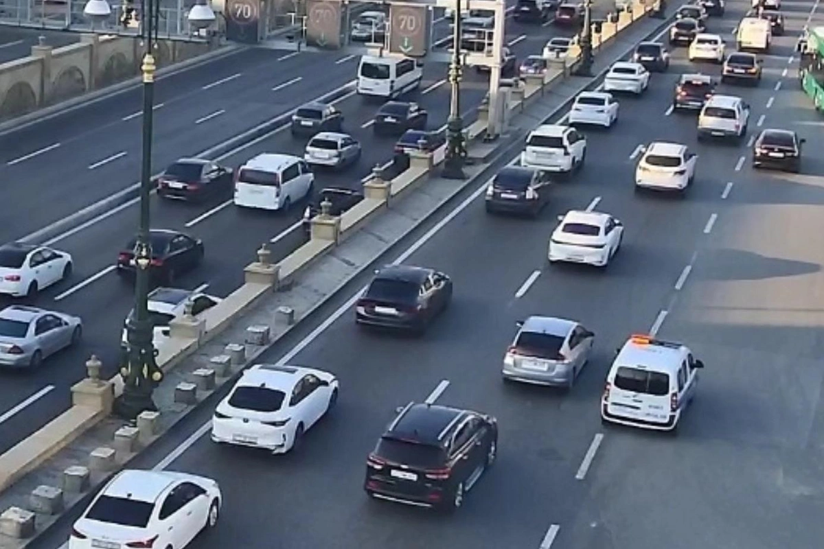 Bakının bir sıra yollarında nəqliyyatın sıxlığı yaranıb