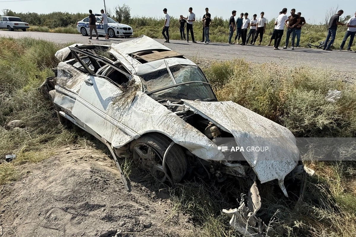 Zərdabda maşın dirəyə çırpılıb, ölən və xəsarət alanlar var
