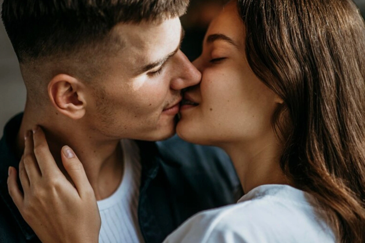 Scientists: depression and anxiety can be transmitted through kisses