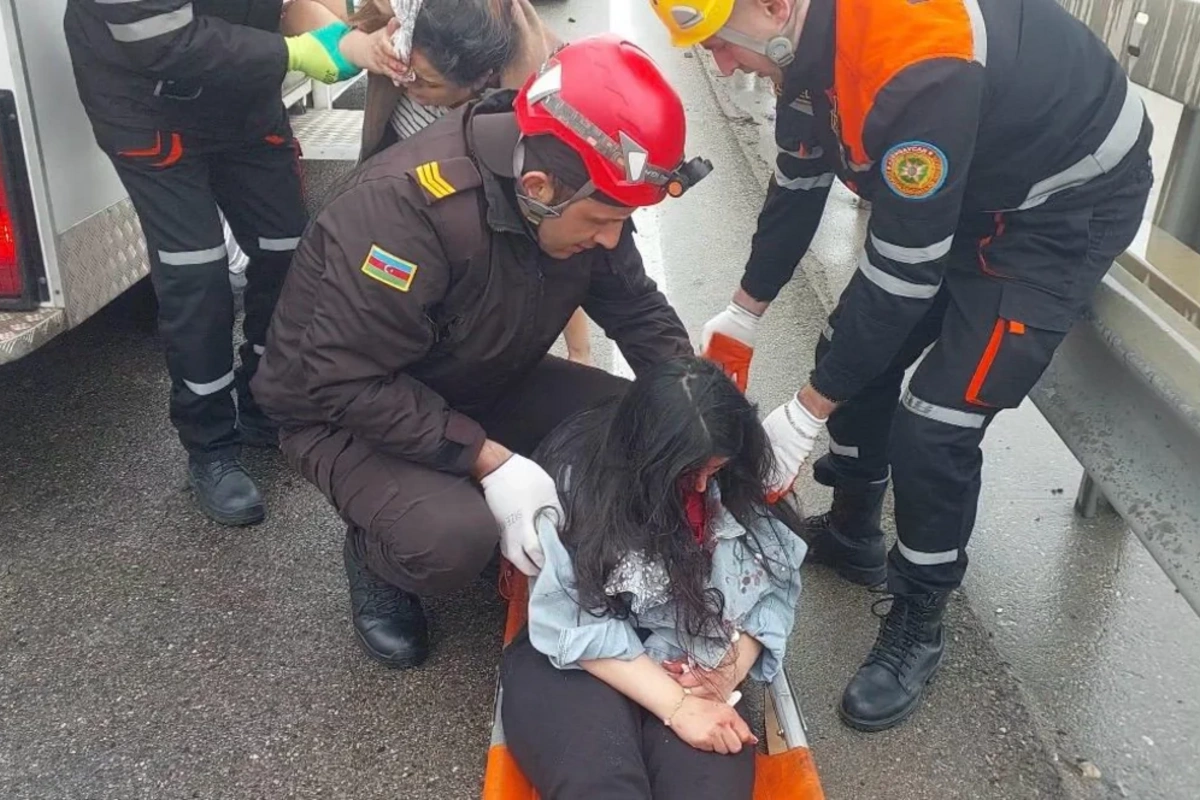 Kənar dairəvi yolda avtomobil Kamazla toqquşub, ölən və xəsarət alanlar var