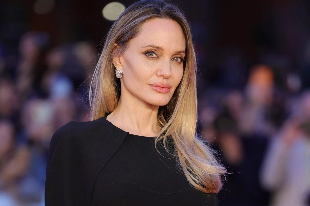 Анджелина Джоли впервые показала шрамы после операции на грудь