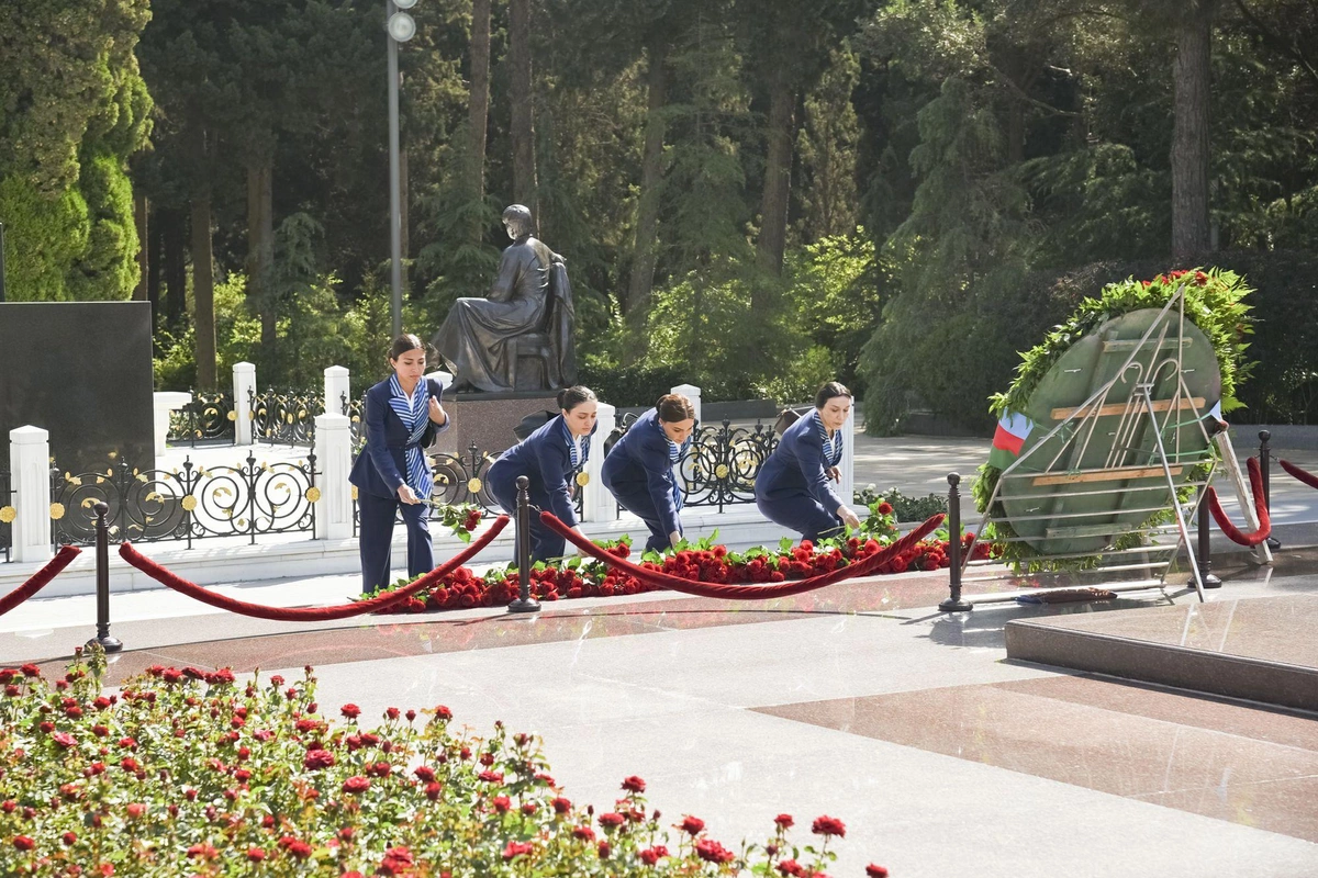 AZAL kollektivi Fəxri xiyabanı ziyarət edib