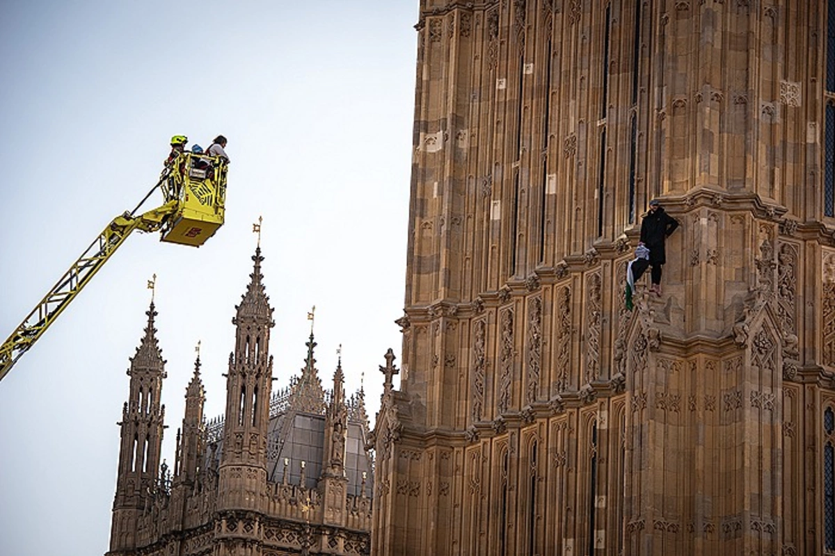 Big Ben-ə Fələstin bayrağı daşıyan kişi həbs edilib